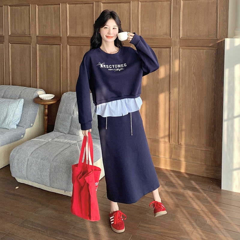 ネイビーストライプスプライシングセーターハーフボディスカートスーツ2025新しい怠惰な風の文字プリントスポーツスーツスーツ