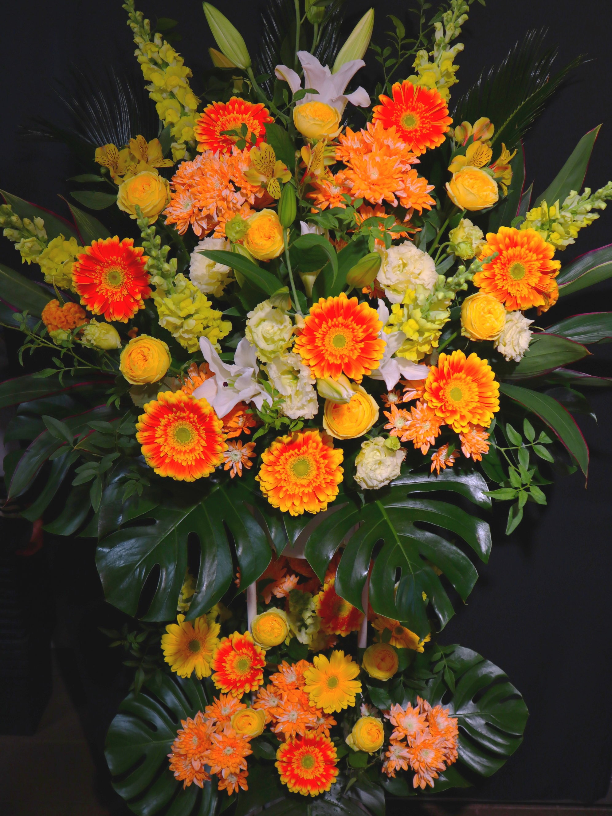 商品ID 3480 スタンド花　オレンジ黄色系　2段　生花