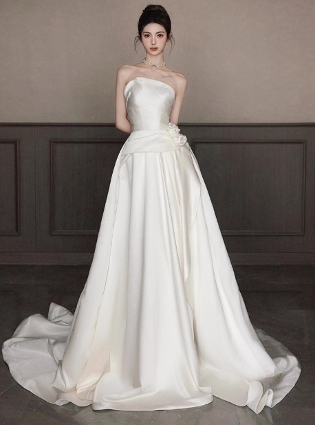 ウェディングドレス ベアトップ ロイヤルサテン 花モチーフ フランス風 結婚式/披露宴