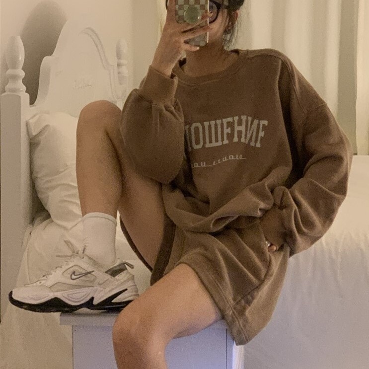 ロゴプリント セットアップ ルームウェア パジャマ トップス プルオーバー オーバーサイズ ミディアム丈 チュニック丈 長袖 ドロップショルダー 襟なし ラウンドネック パンツ ショートパンツ 膝上