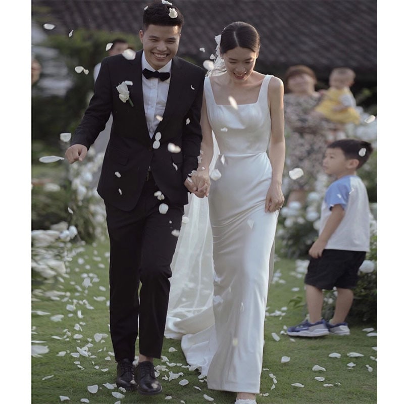 土曜日のスリングウェディングドレスセクシーな背中のない花嫁がドアを歓迎します