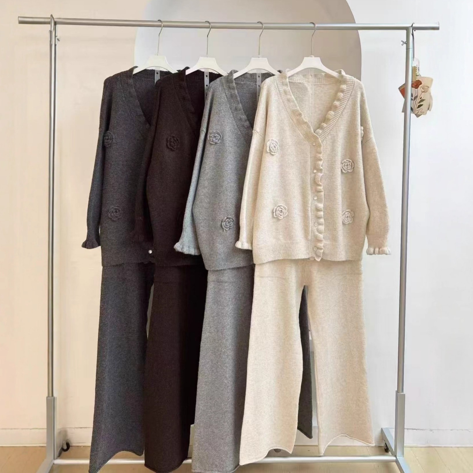 ニットスーツ女性秋冬重工手作り花セーターカーディガン女性ニットワイドパンツ2点セットセットアップ