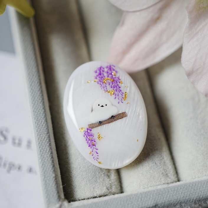 淡水シェルを使用したシマエナガと藤の花金沢箔のブローチ　帯留　ポニーフック