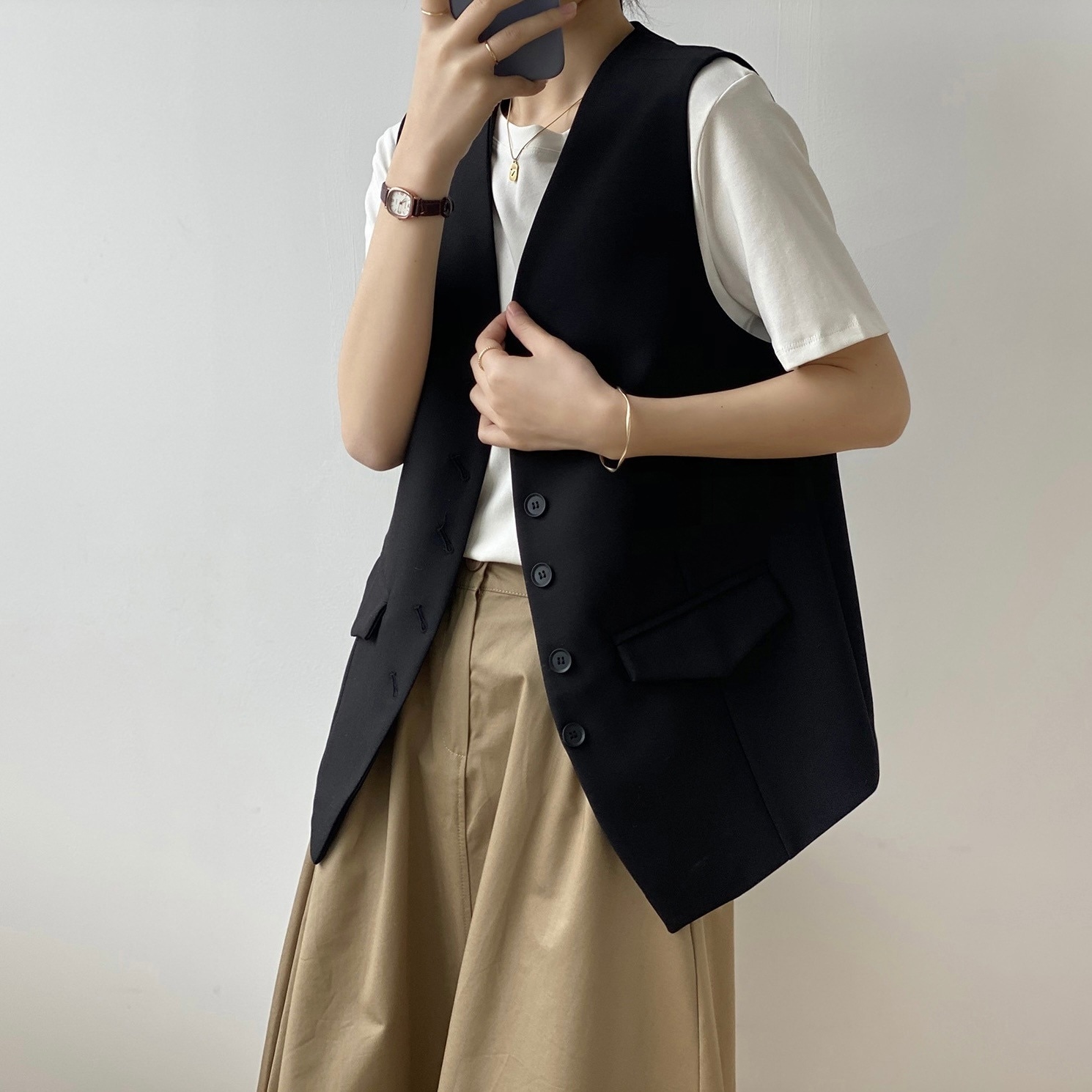 レディース ベスト 袖なし ノースリーブ Vネック ポケット 前開き ボタン かわいい 大人可愛い きれいめ シンプル 上品 おしゃれ こなれ感 モード系 エレガント フォーマル とろみ感 都会的
