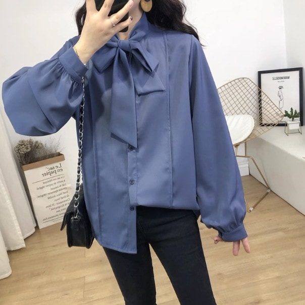 トップス ブラウス 長袖 ボウタイ デザイン ボタン 美ライン ニュアンス リボン 光沢 スタイルアップ ドラマチック かわいい 大人可愛い きれいめ シンプル カジュアル 大人 上品 おしゃれ