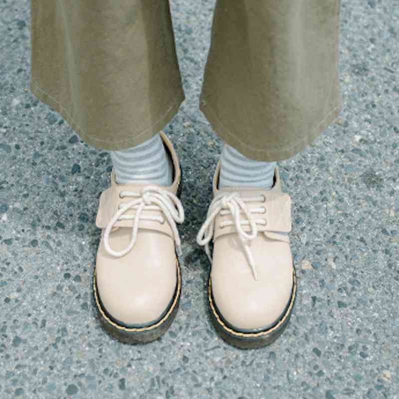 スニーカー レディース キャンバス 革 白 24.5 おしゃれ 歩きやすい 秋 雪道 軽い グレー 超軽量 冬 スリッポン シューズ ブランド ハイカット キルティング 春 新作 3E 疲れない 厚底