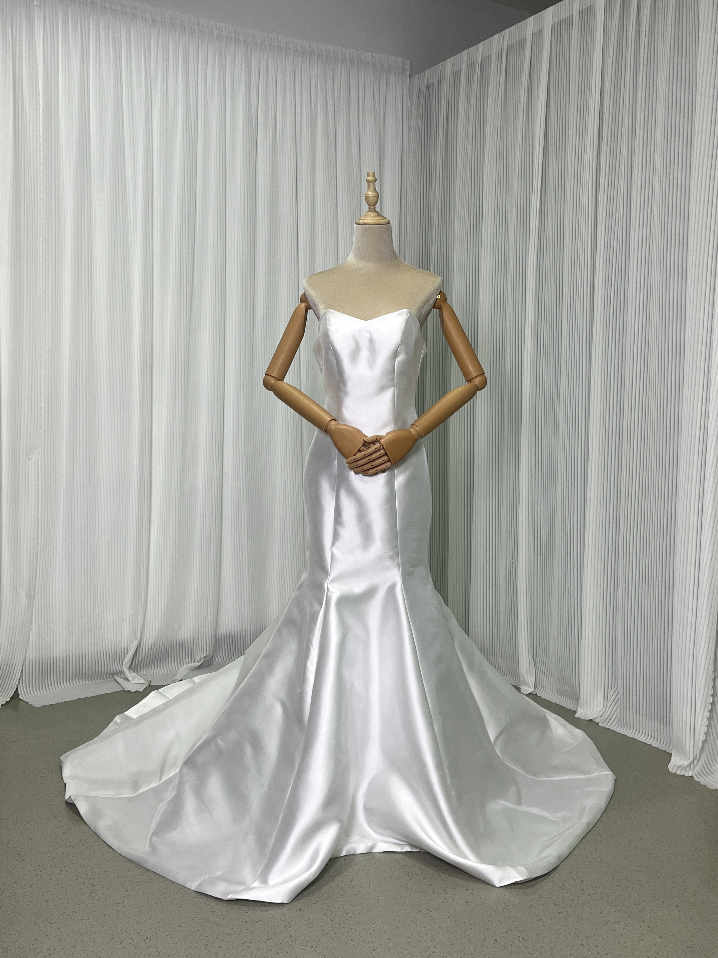 ウエディングドレス ミカドサテン ベアトップ マーメイドライン ファスナー ロングトレーン 披露宴