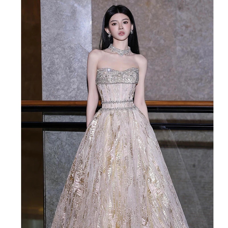 卒業式成人式誕生日パーティーまたはちょっとしたフォーマルドレスに最適なライトシャンパンカラーのストラップレスのイブニングドレスです