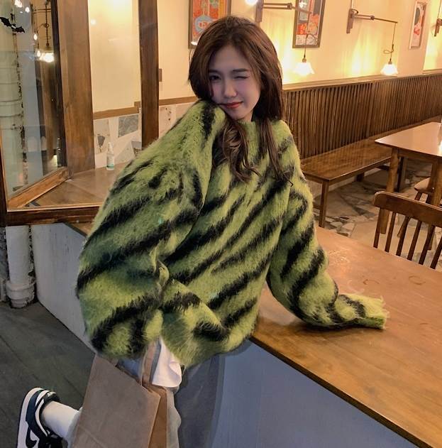 ゼブラ柄シャギーニットセータートップスミディアム丈袖あり長袖ドロップショルダー萌袖ラウンドネック襟なしもこもこモコモコふわふわニット厚かわいい大人可愛いカジュアル大人おしゃれお洒落大人女子主役級存在感