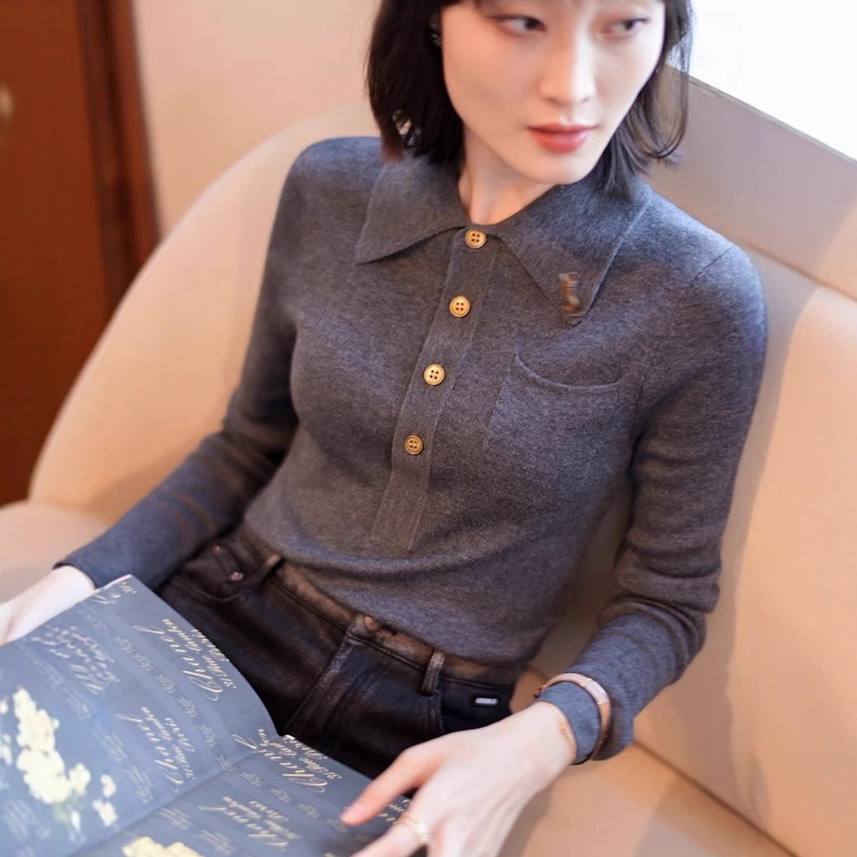 香港 Mi Apparel 2025 秋冬 レディース ベースレイヤーシャツ ポロカラー グレー ウール スリムフィット ニットトップ