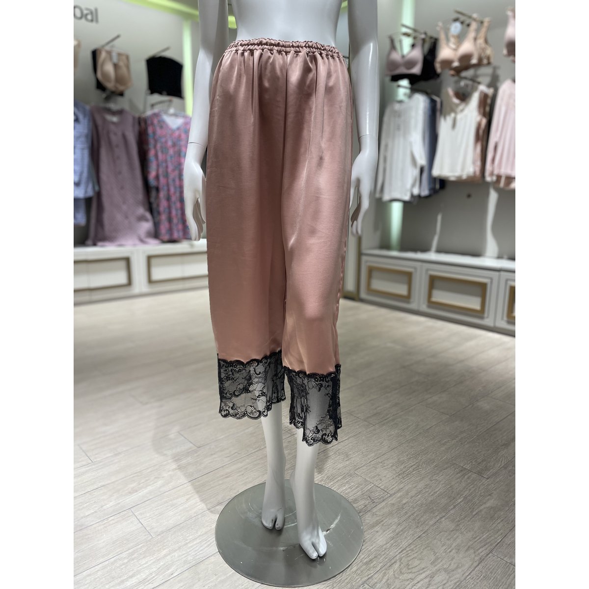 少し長めのアウターを着るときに柔らかい肌触りでパジャマにもいいです(WHS3050L)