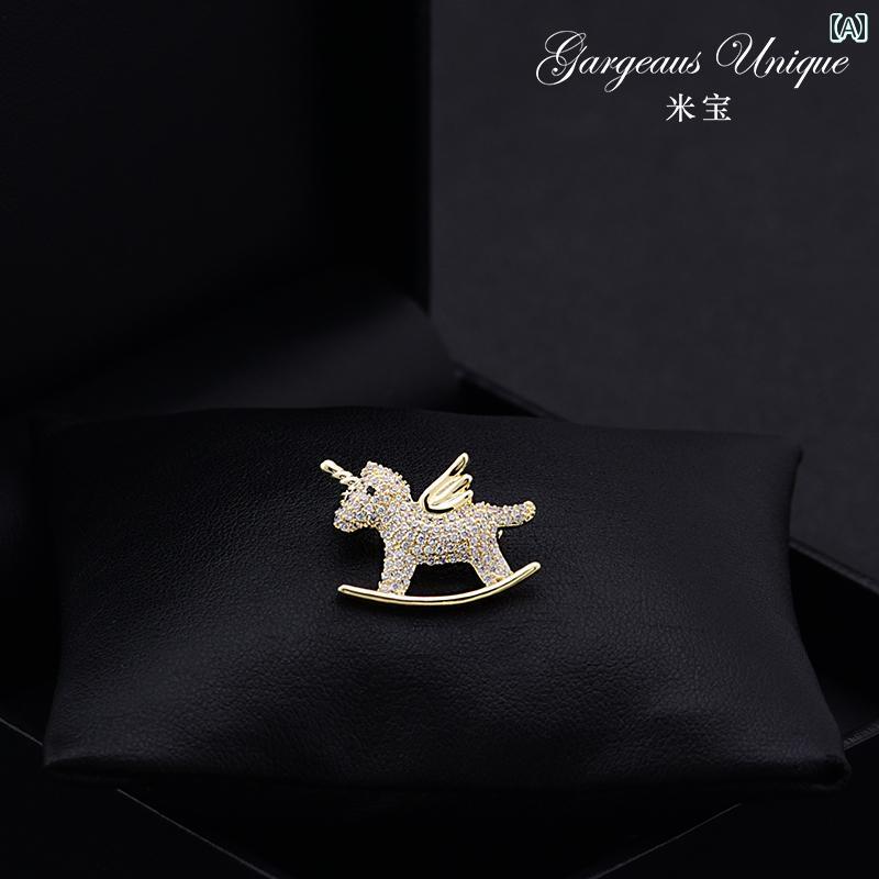 ブローチ レディース おしゃれ 大人かわいい 韓国 かわいい 小さい 木馬 小さい ブローチ 精巧 ピン テクスチャ クリスタル コサージュ アニマル スーツ ネック ライン アクセサリー