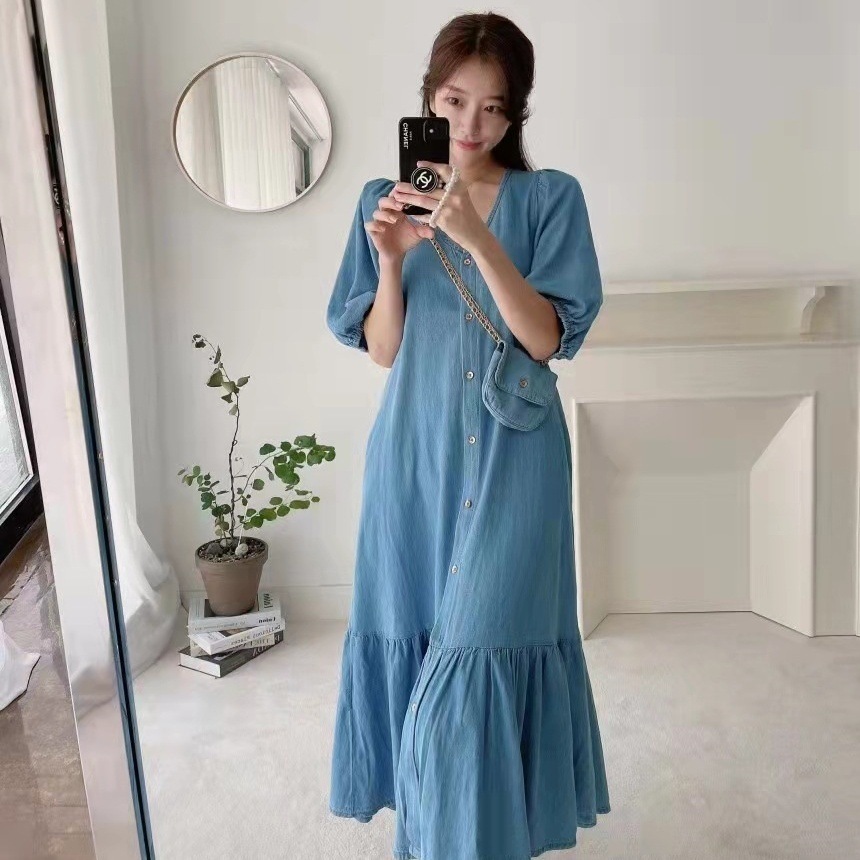 ワンピース デニムワンピース ワンピドレス 膝下 ミモレ ミモレ丈 5分袖 五分袖 パフスリーブ Vネック ストレート Iライン 切り替えデザイン ギャザー 前開き ボタン ブルーデニム かわいい 4,951円