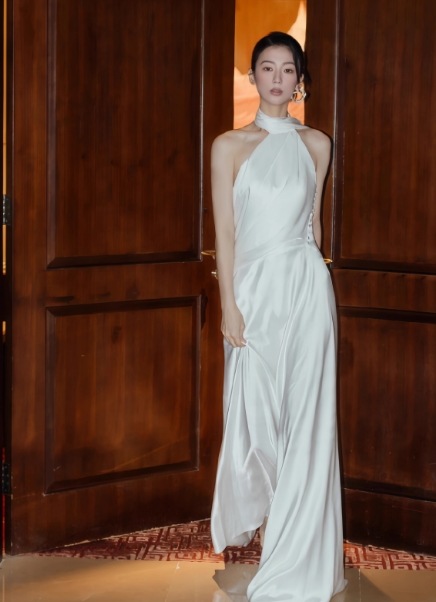 フランス風 ウェディングドレス ホルターネック 優雅なシルエット ふわふわドレス 披露宴