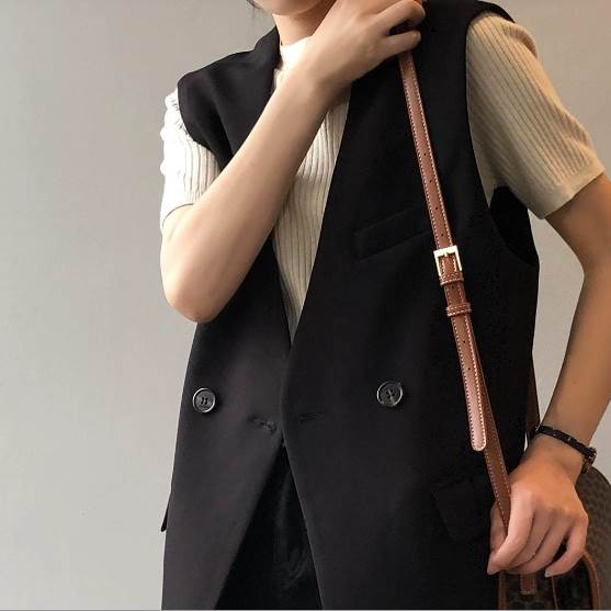 トップス ベスト ミディアム丈 袖なし 襟付き 前開き ボタン ポケット かわいい 大人可愛い シンプル カジュアル 大人 上品 おしゃれ お洒落 かっこいい レトロ 大人女子 こなれ感 クール モー