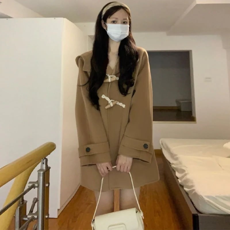 高級感のあるキャメルの牛角ボタンダウンコートレディースショート丈秋冬新作キャップカレッジ風小柄なコート