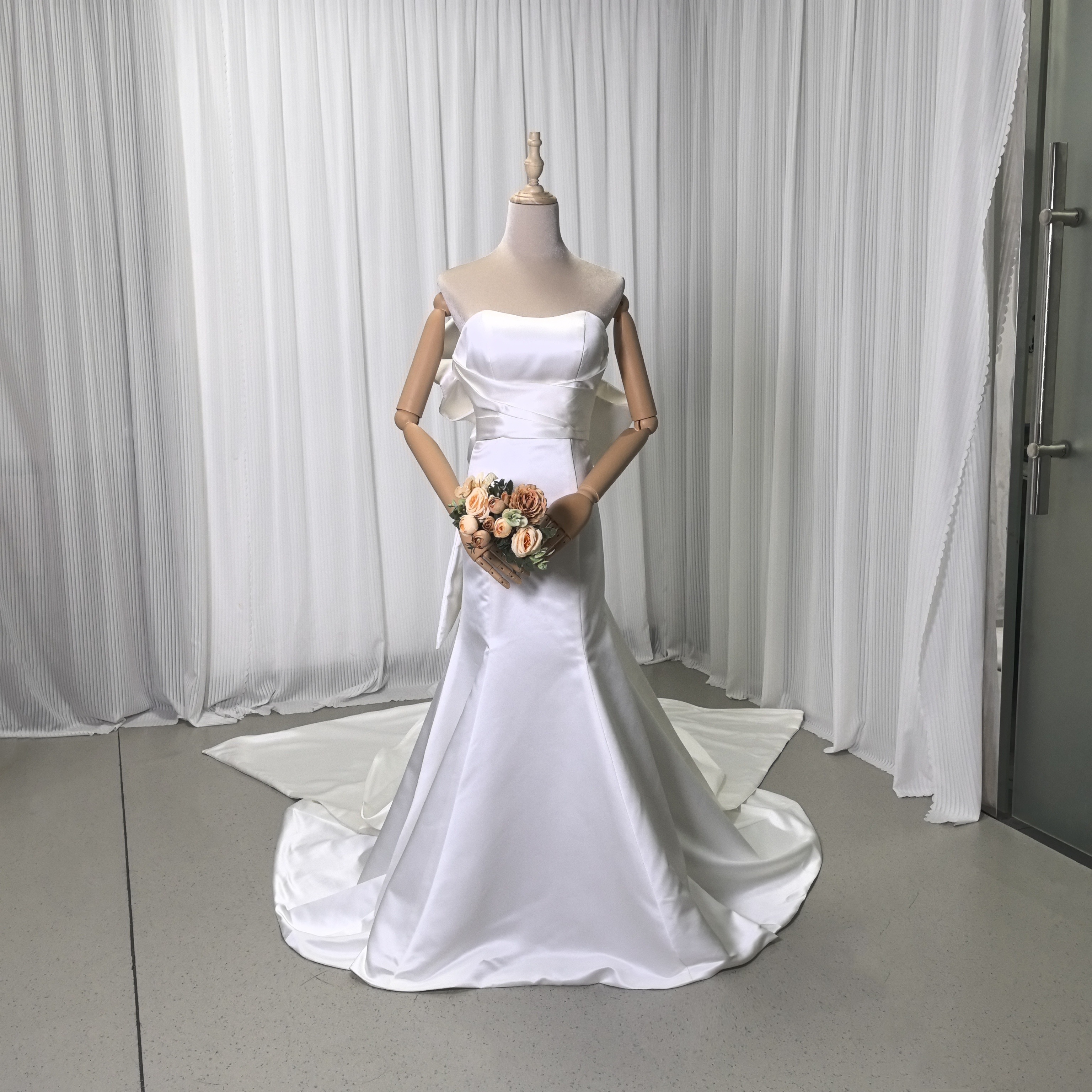 ウェディングドレス アイボリー マーメイドライン 豪華なバックリボン 光沢サテン 結婚式 大人っぽい