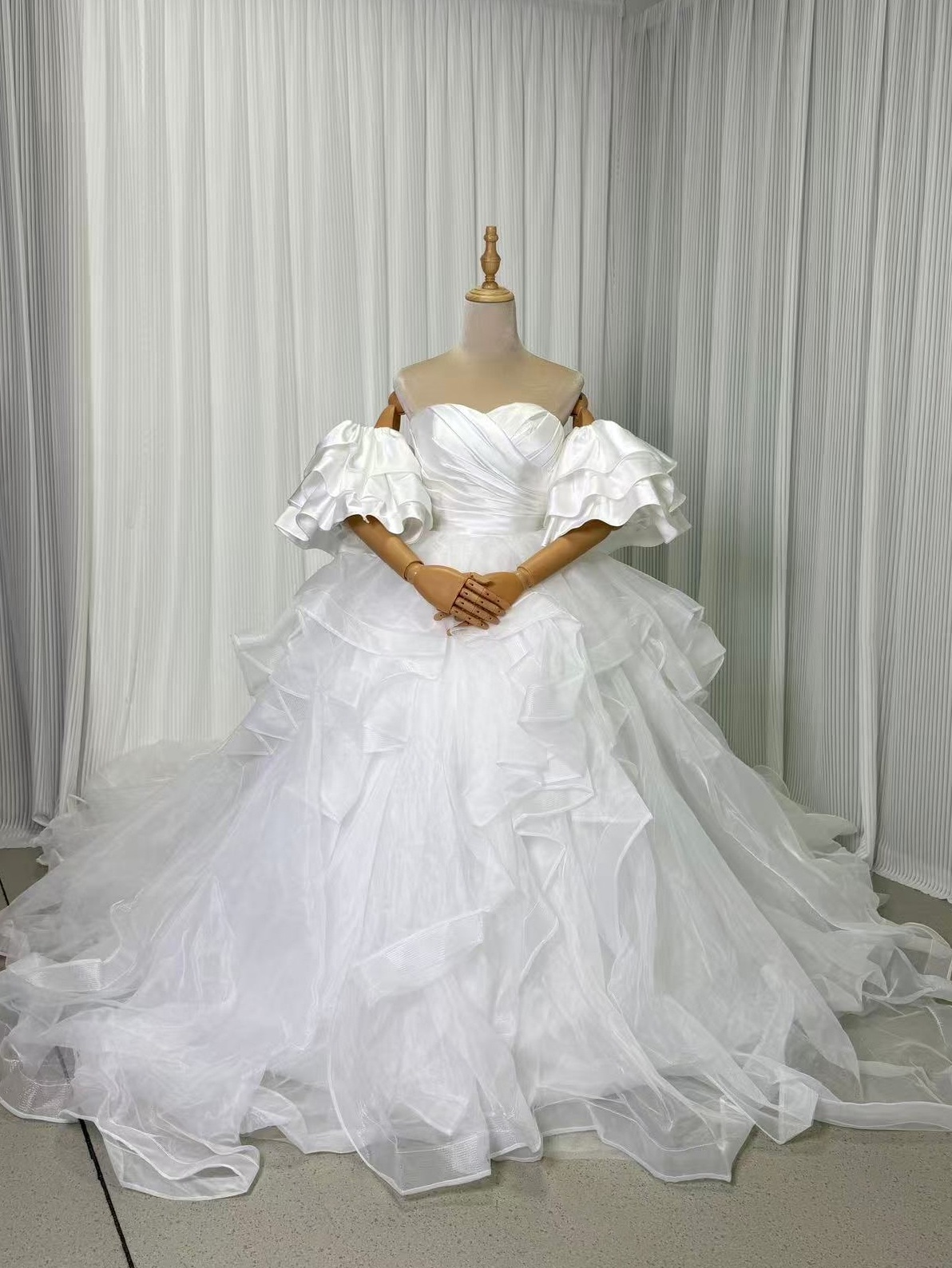 ウエディングドレス ホワイト パフスリーブ 編み上げ ソフトチュール 華やかなトレーン ボリュームドレス 披露宴/結婚式