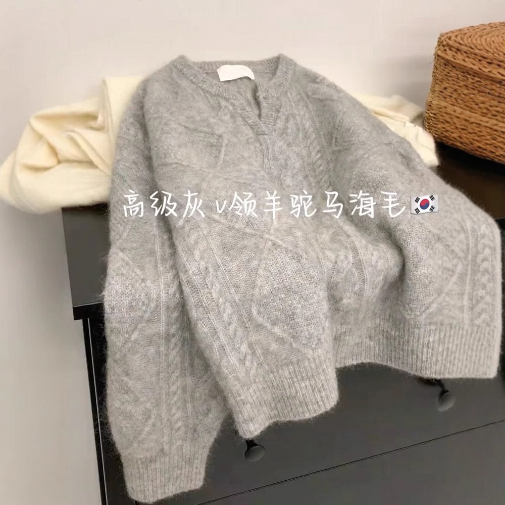 マストハブアイテム！ グレーの襟付きケーブルニットラクーンフリースセーター秋冬の重ね着にぴったりのレディース向けアイテム