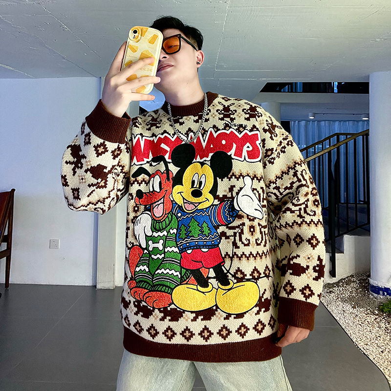 にミッキーのプリントセーターを厚くして女がゆったりしています