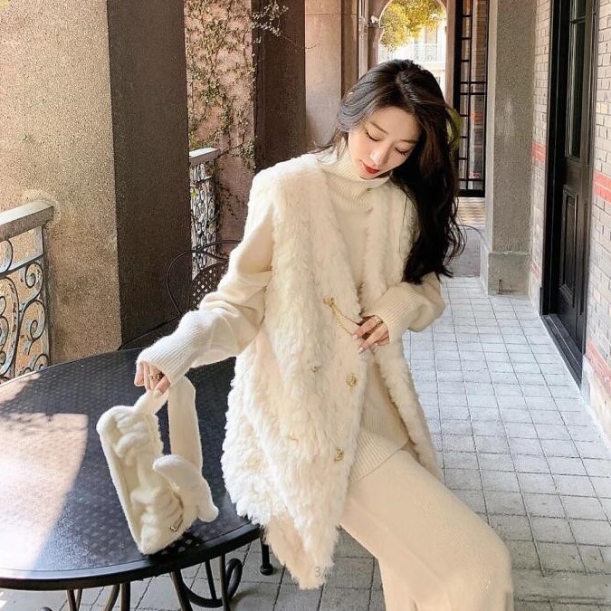 ダブルブレスト チェーン付き ゴールドボタンポイント エコファー レディース トップス ベスト ジレ ハーフ ミディアム丈 袖なし ノースリーブ Vネック 襟なし もこもこ ふわふわ 前開き 5,353円