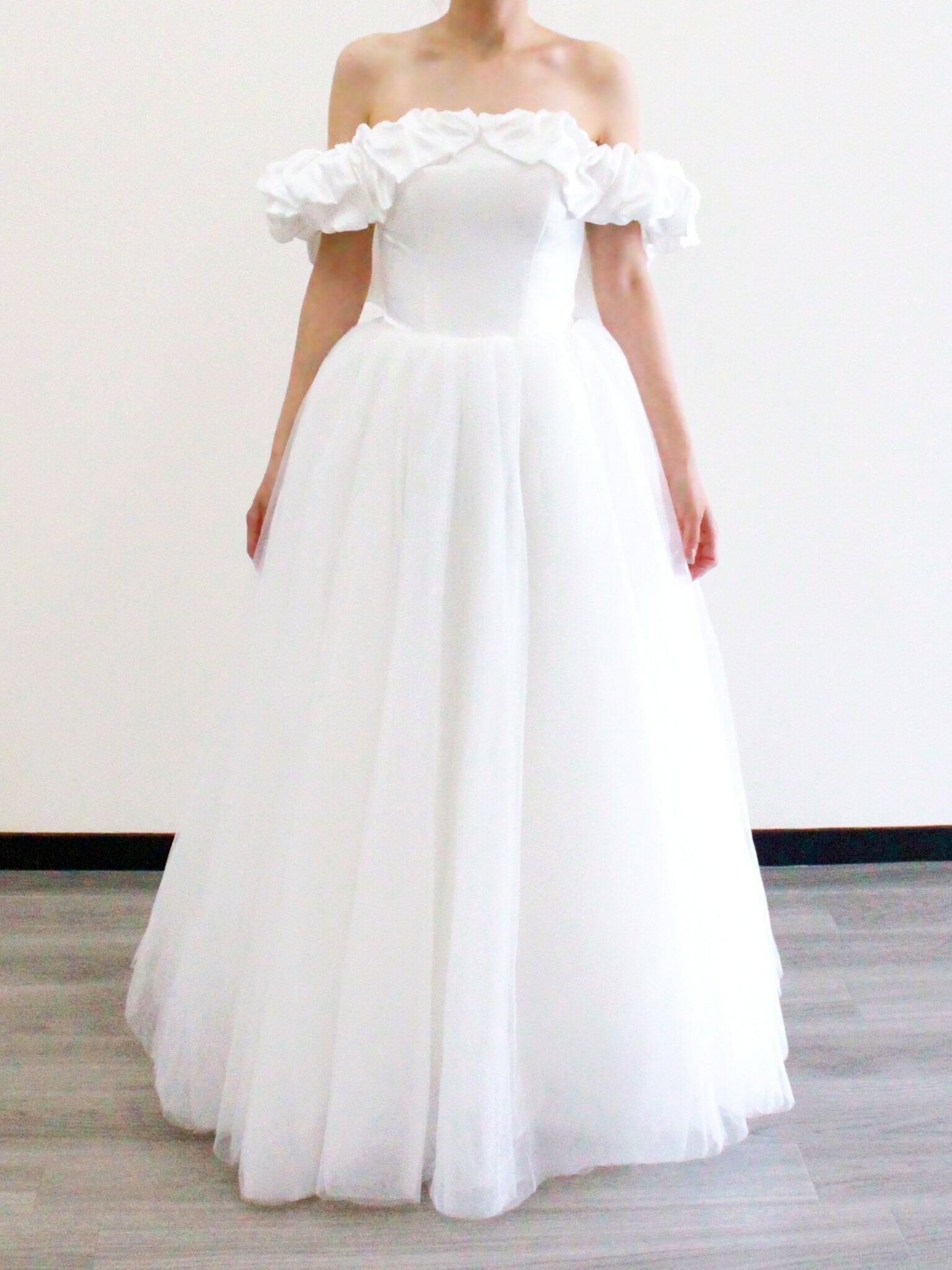 ウェディングドレス 光沢サテン 編み上げ オフショルダー ラッフルフリル 床付く