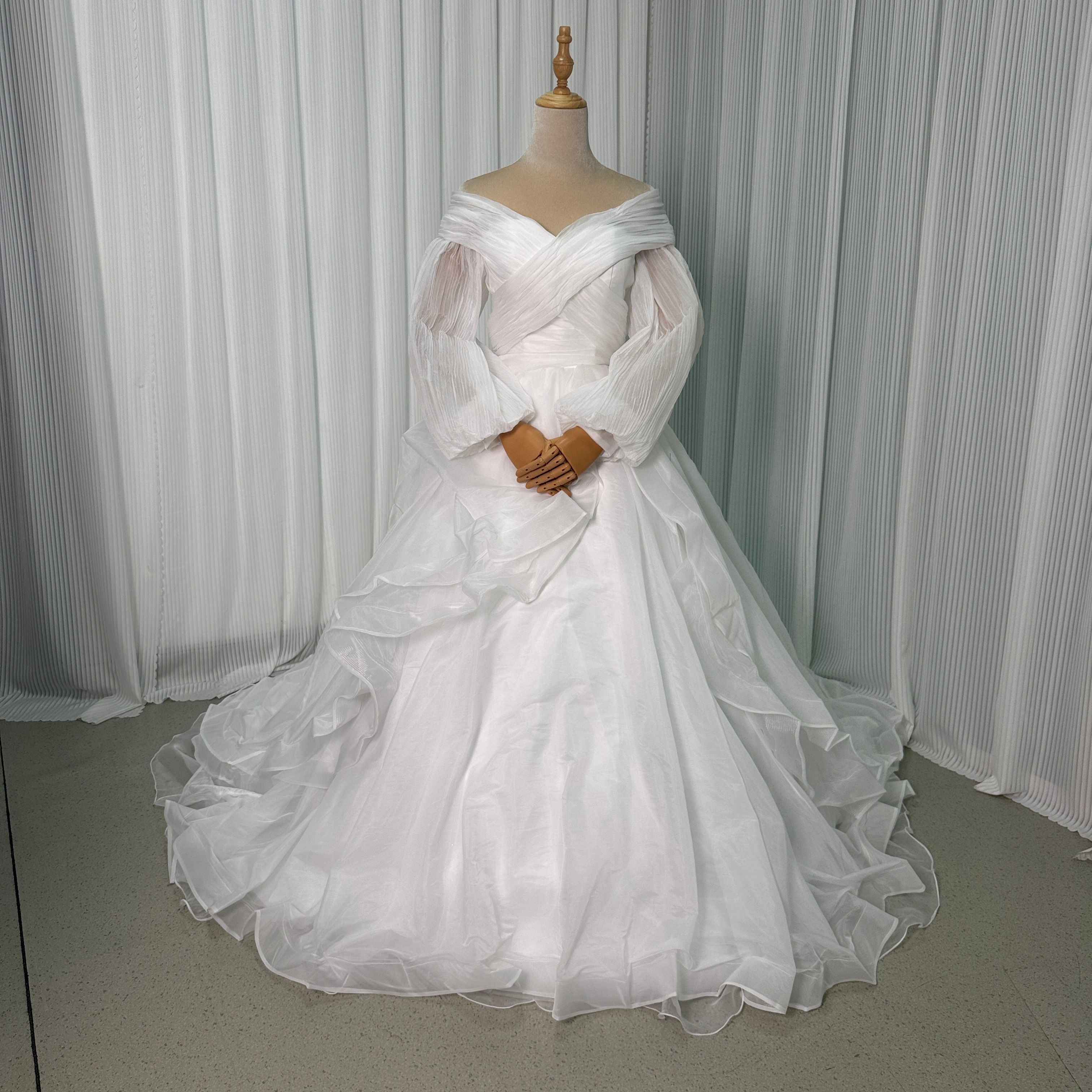 ウェディングドレス 取り外しオフショルダー シースルー袖 ラッフルフリル 編み上げ フリルドレス 前撮り 韓国風ドレス