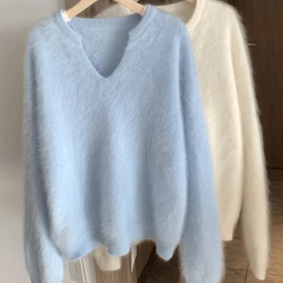 レディース ニット 長袖 Vネック ふわふわ かわいい 大人可愛い きれいめ シンプル 上品 おしゃれ こなれ感 ガーリー 主役級 存在感 ラブリー キュート ベーシック ロマンティック 無地 秋 冬