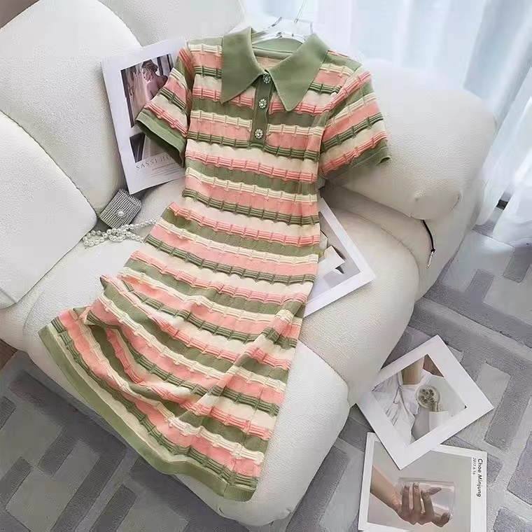 夏の縞模様のスカートの女性のデザインセンスのニッチな新しいハイエンドの襟のニットドレス