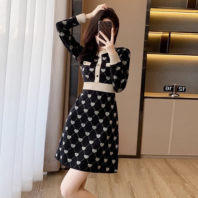 Vネックニットワンピ Aラインスカート ニットドレス ワンピース 高級 ニッチ ミディアム丈 長袖 Vネック ニット かわいい 大人可愛い きれいめ シンプル カジュアル 大人 上品 おしゃれ お洒落 7,725円