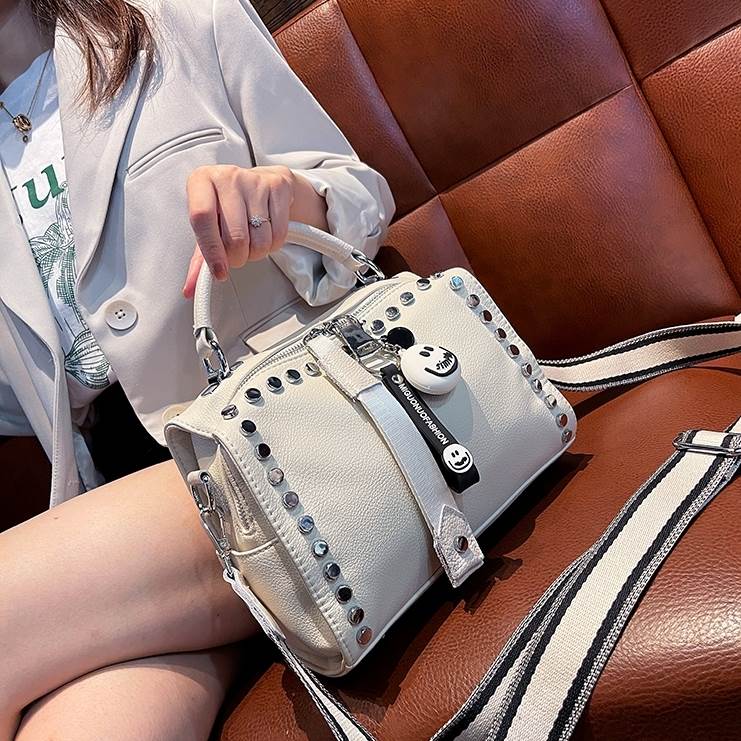 【急速出荷!】2色 ショルダーバッグ ハンドバッグ 2way ワンショルダー クロスボディ ジッパー ファスナー ポケット リベット ストラップ付き 小さめ 小さい 春 夏 秋 冬 PU レザー 革 6,354円