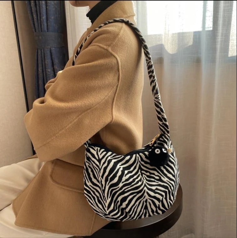 大人気！ 売り切れ続出中買い逃し注意 韓国ファッション ファッション ハンドバッグ ハンドバッグ 百掛け デザインセンス ゼブラ柄 アンダーアームバッグ キャンバスバッグ 秋 冬 シンプル 23,108円