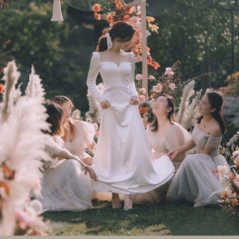 旅行は軽いウェディングドレスの春の新型の白いサテンの長袖をたたいて結婚してウェディングドレスを迎えます