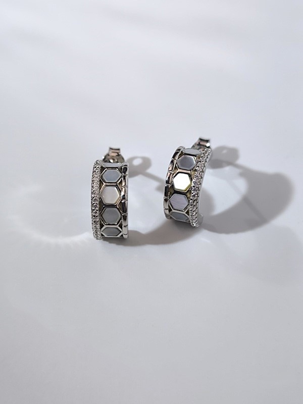 【Silver 925】母貝×ジルコニア半円型ミル打ちスタッドピアス 7,776円