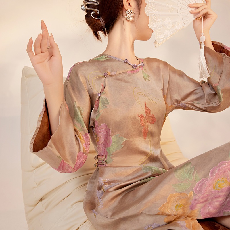 中国スタイルの新しい中国語スタイルのシルクジャキュードと改善されたチョンサムドレス折りたたみデザインの女性用スリムスリムショートスカートm6065