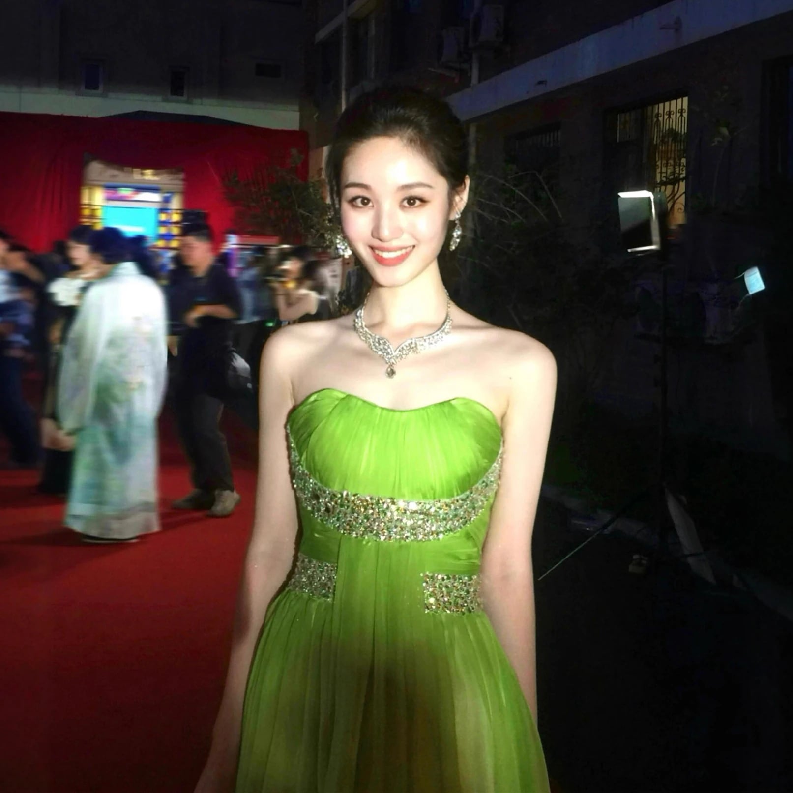 高級ストラップレスのイブニングドレス学生の芸術試験のパフォーマンスドレス誕生日パーティーのお祝いのドレス高級ホストドレス