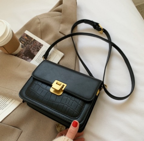 無地コンパクトショルダーバッグ バッグ かばん レディースバッグ 万能 ショルダー 機能性 便利 かわいい 大人可愛い きれいめ シンプル カジュアル 大人 上品 おしゃれ かっこいい レトロ