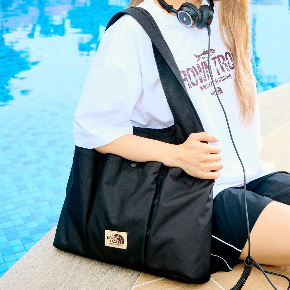 26SSの新作入荷 NN2PS12 WL TRIG BAG 正面のロゴラベルのアプリークと3つのアウトポケットが際立つビッグサイズのショルダーバッグ