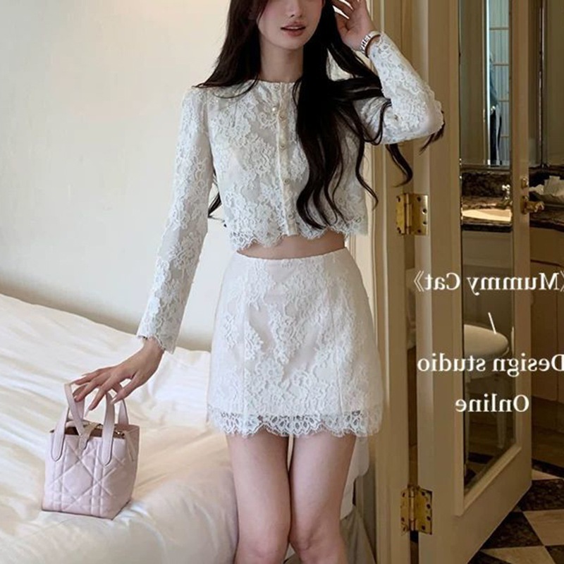 レースのカーディガントップスとスリムなミニスカートを組み合わせた洗練されたエレガントなレディースツーピースセット夏にぴったりのシックで控えめなスタイルを演出します