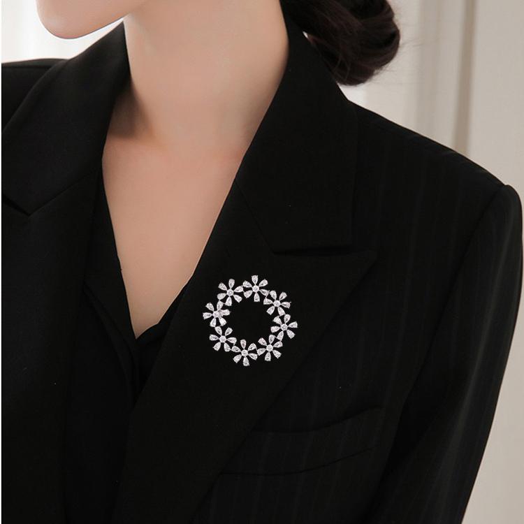 ブローチ 入学式 卒業式 アクセサリー レディース 韓国 ジルコン ガーランド ハイエンド シンプル 露出防止 バックル メッキ