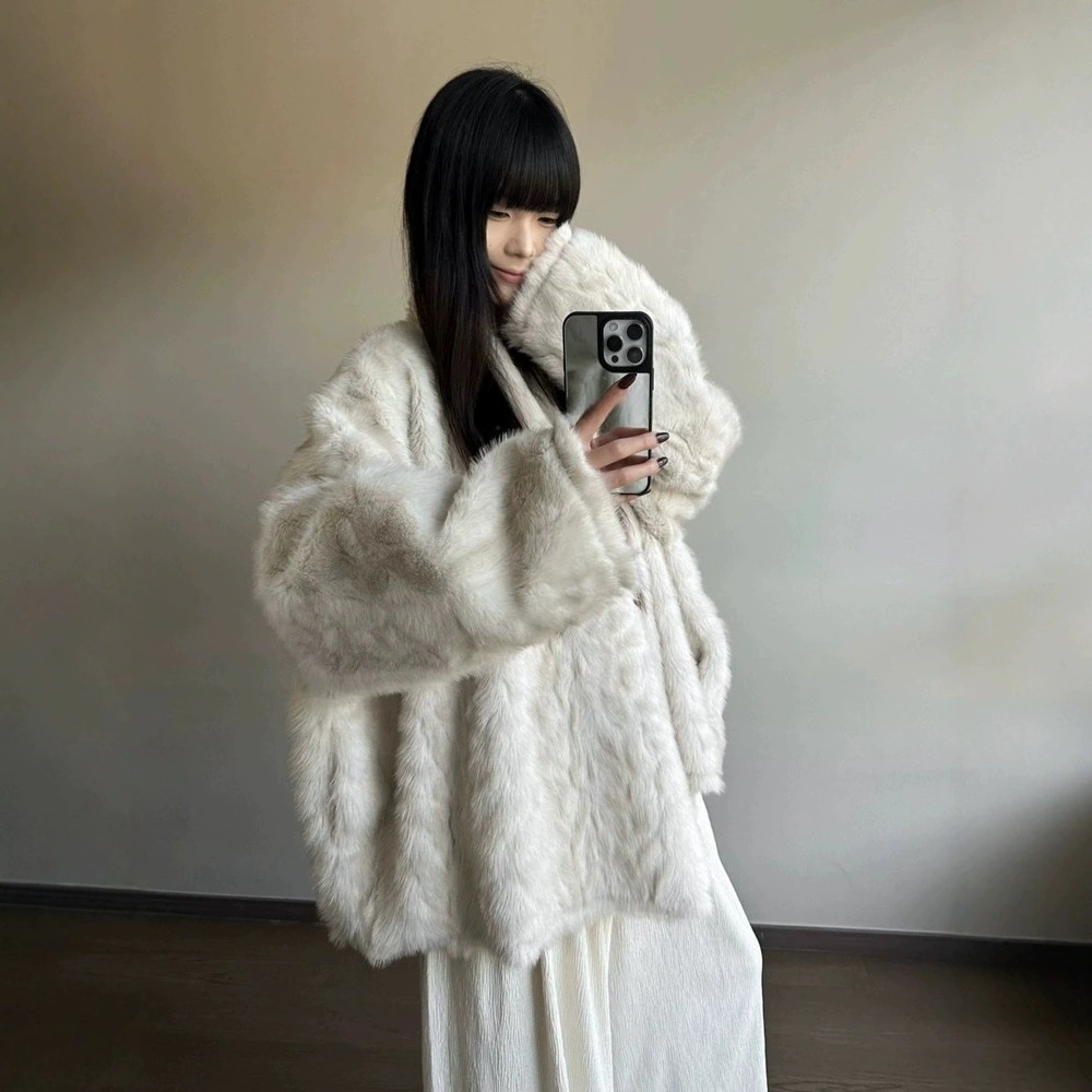 厚手で保温性のバットスリーブ毛皮と生地が一体となったショール風コート女性用 ゆったりとした滑らかなエコファーコート