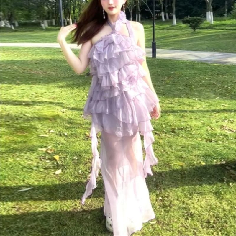 フリル付きのホルターネックドレスとフィット感のあるメッシュスカートが特徴の甘くてエレガントなレディース ツーピース セットです