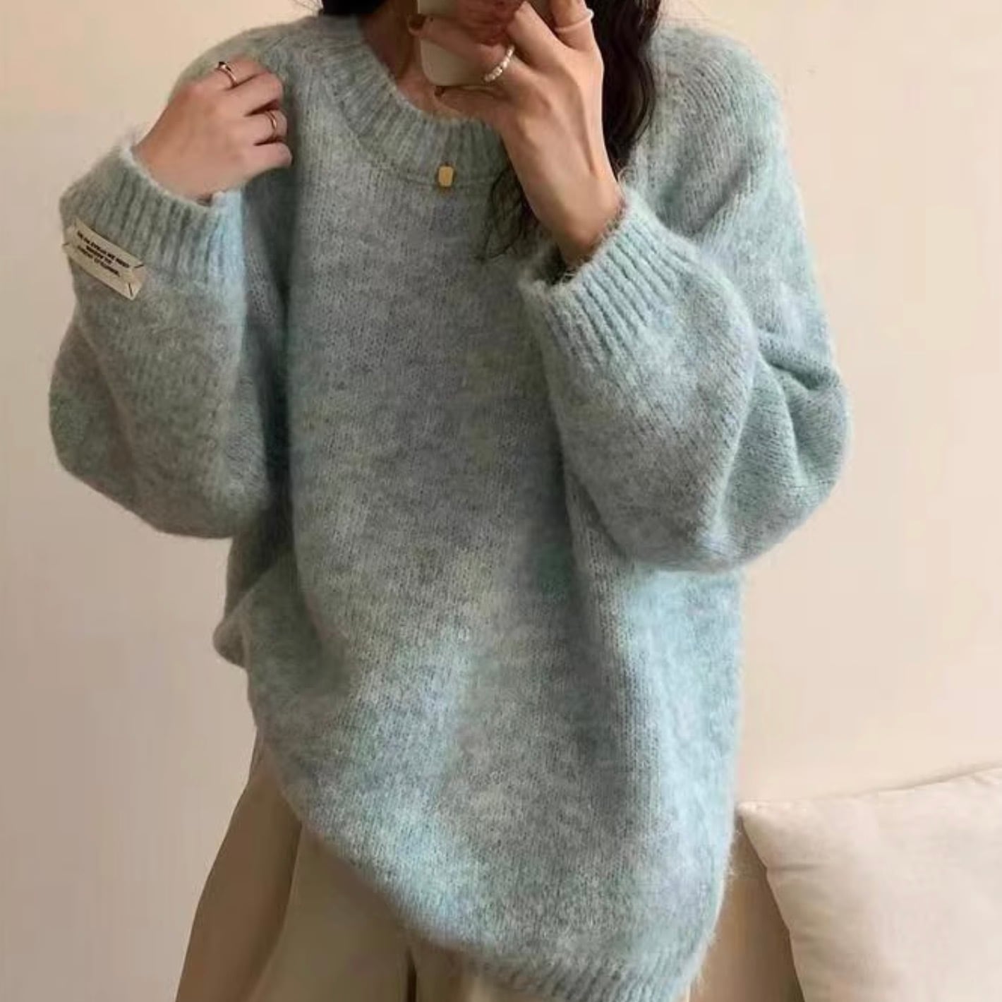レディース トップス ニット セーター デート ニットソー ミディアム丈 袖あり 長袖 ボリューム袖 萌袖 ラウンドネック クルーネック 襟なし スマート ふわふわ 編み込み 伸縮性 厚手 かわいい