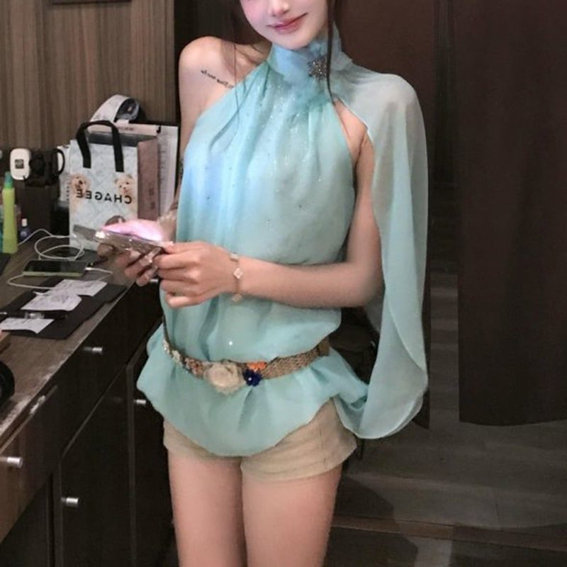 夏にぴったりな花柄ディテールが映える甘くエレガントなノースリーブホルターネックトップスフェミニンで洗練されたシフォントップスはリラックス感と着痩せ効果抜群