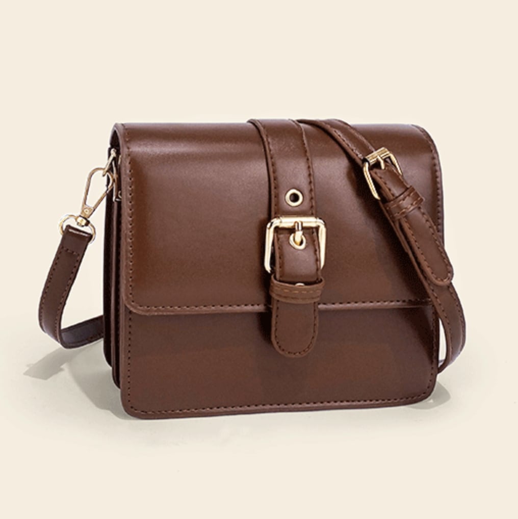 バック レディースバック ショルダーバック 肩がけバック ラブリー キュート ガーリー 個性的 ブラウン レッド ブラック フリーサイズ こなれ感 斜め掛け レディース コンパクト 薄型 お出かけ