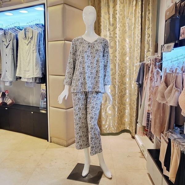VEV3957W_女性コートや小花柄のホームウェア上下セット 14,534円