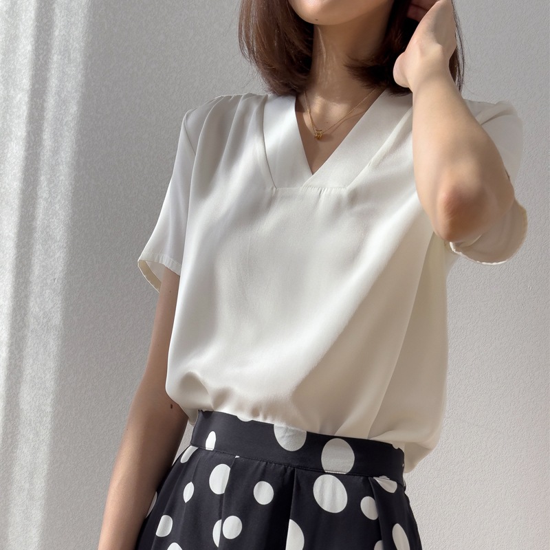 レディース トップス カットソー Tシャツ 半袖 Vネック かわいい 大人可愛い きれいめ シンプル おしゃれ かっこいい こなれ感 クール モード系 エレガント モダン 主役級 存在感 抜け感