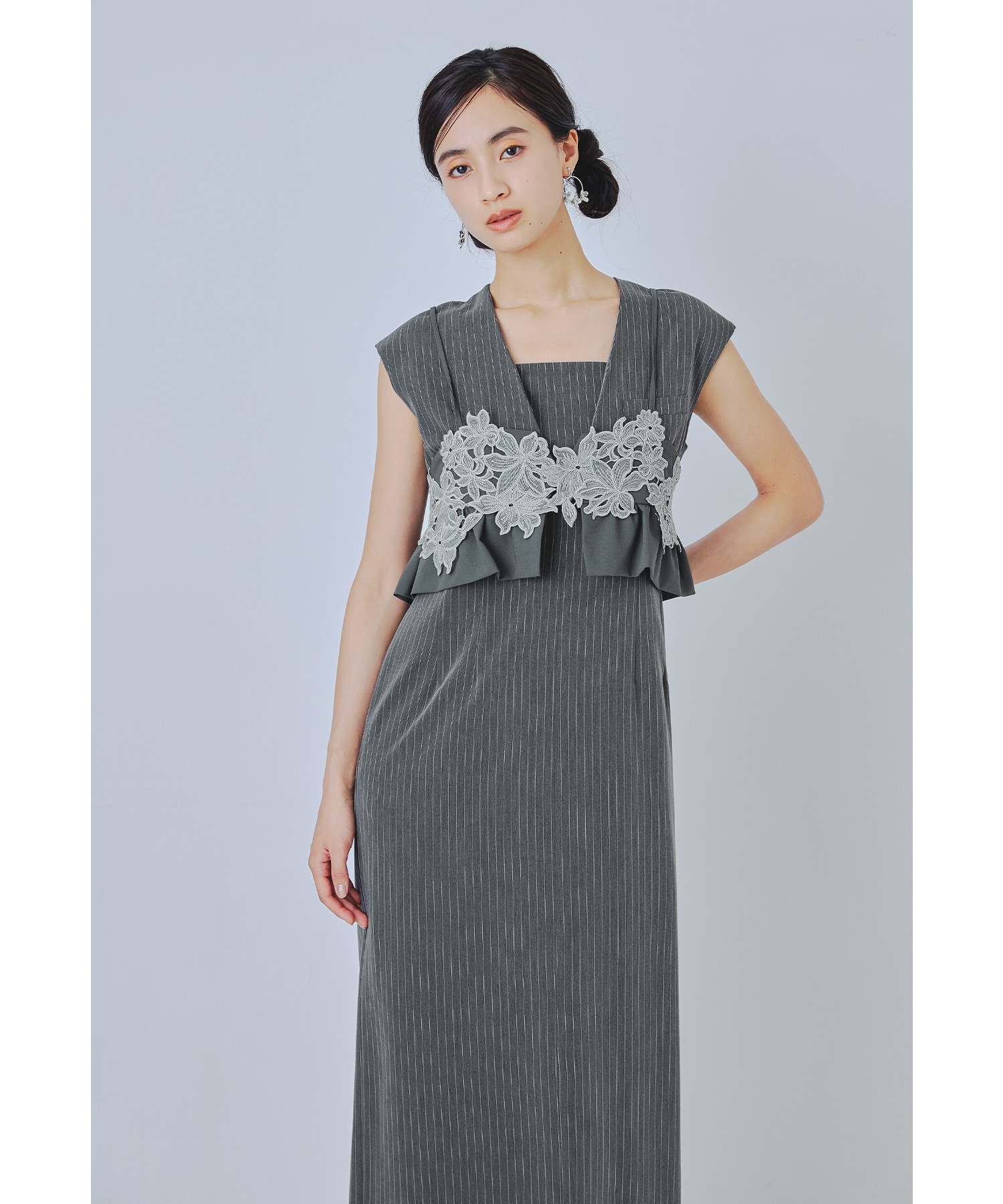 Qoo10 niana ピンストライプスリーブレスビスチ ドレス