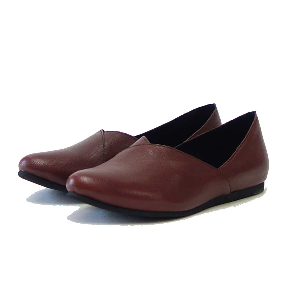 yuko imanishi 76149 レッドブラウン 甲深 Vカット フラット スリッポンシューズ 11,286円