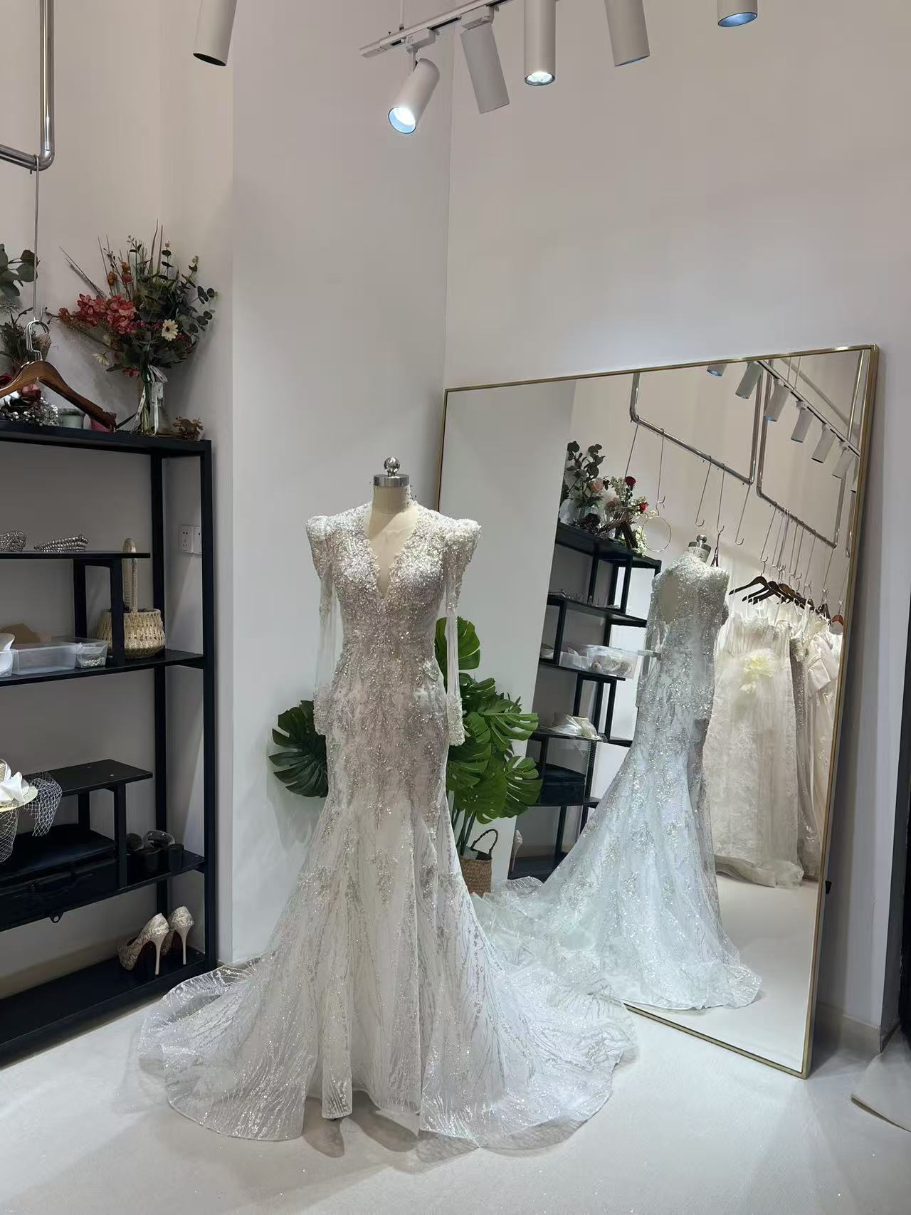 ウェディングドレス Vネック 長袖 ビジュー マーメイドライン 韓国風ドレス 細見えシルエット 結婚式